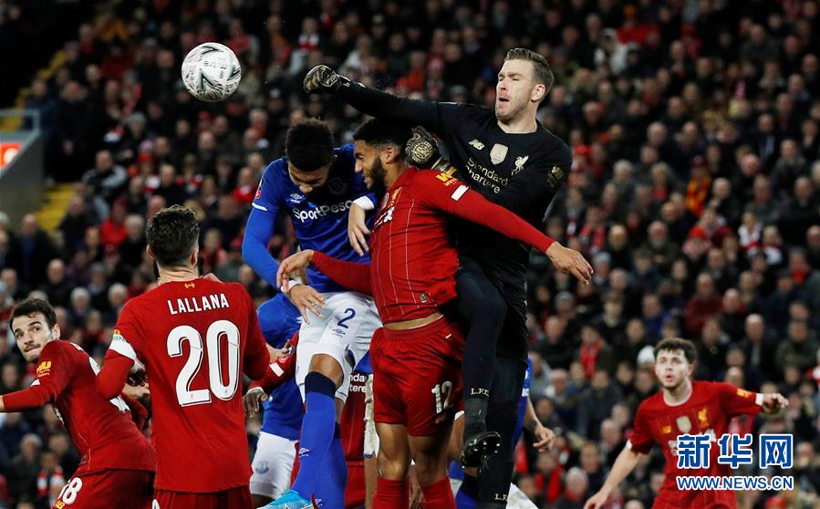 NBA：勇士主场险胜小牛