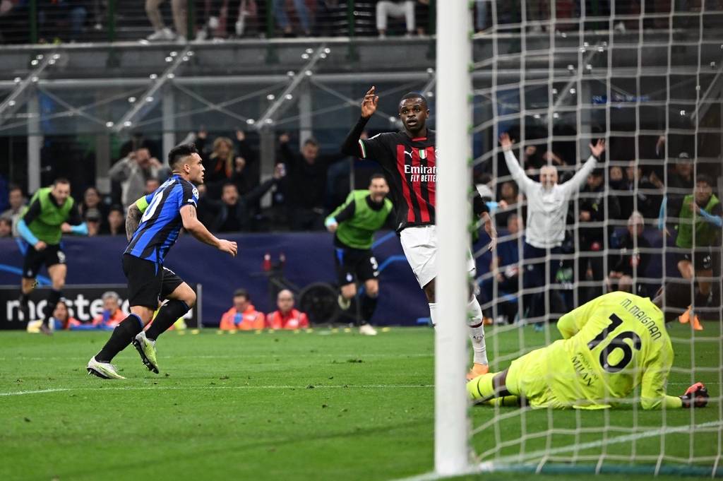 欧冠赛前穆里尼奥与两名昔日弟子重逢，并亲吻了斯内德的光头