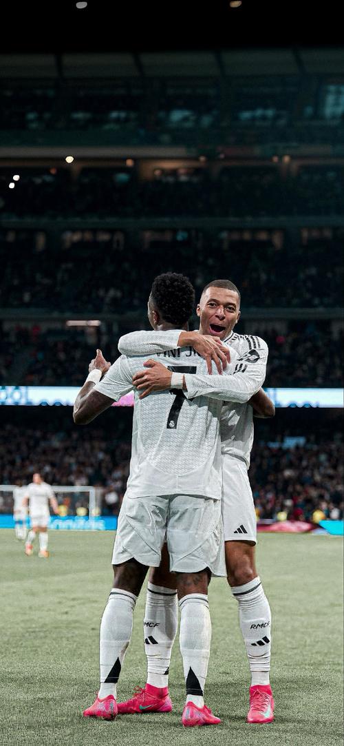 布斯克茨与阿尔巴现身迈阿密网球表演赛，为同胞阿卡助阵